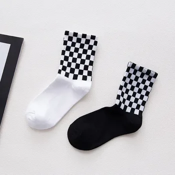 Egy pár street style pamut zokni újdonság, fehér, fekete négyzet gördeszka zokni elegáns Harajuku pepita hip-hop zokni